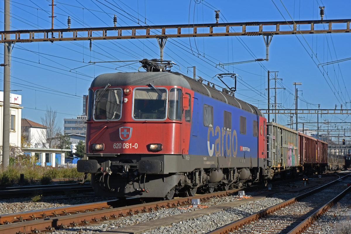 Re 620 081-0 durchfährt den Bahnhof Pratteln. Die Aufnahme stammt vom 18.11.2020.