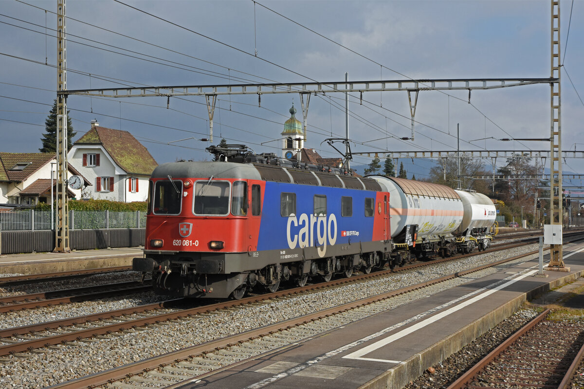 Re 620 081-0 durchfährt den Bahnhof Rupperswil. Die Aufnahme stammt vom 04.02.2022.