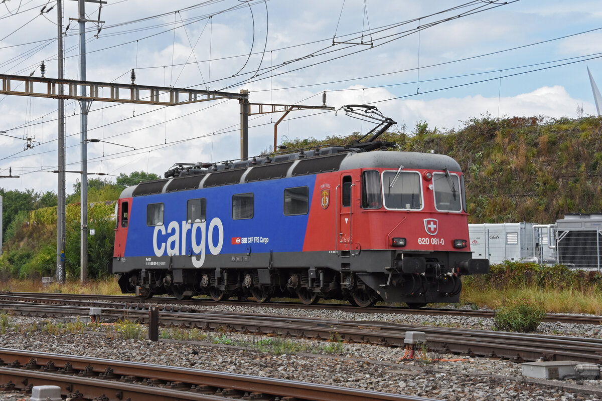 Re 620 081-0 durchfährt solo den Bahnhof Pratteln. Die Aufnahme stammt vom 16.09.2021.