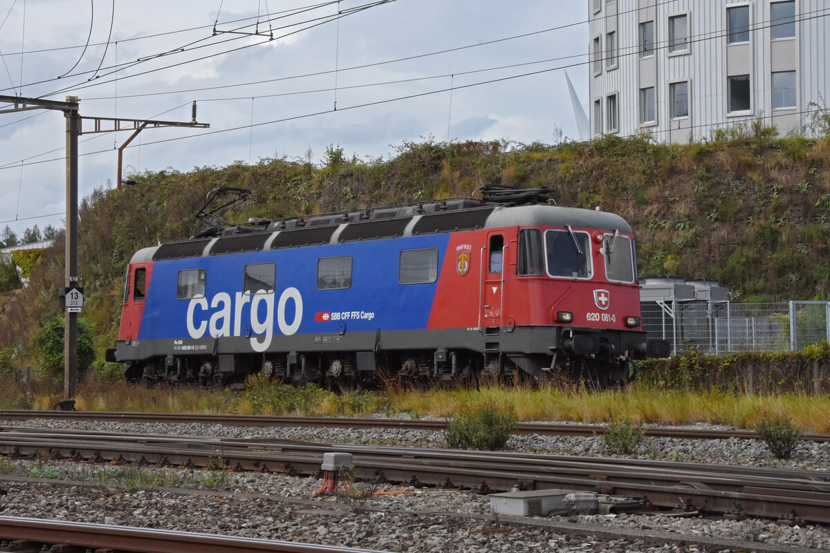 Re 620 081-0 durchfährt solo den Bahnhof Pratteln. Die Aufnahme stammt vom 16.09.2021.