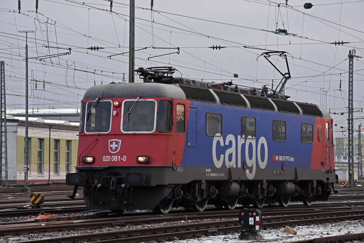 Re 620 081-0 durchfährt solo den badischen Bahnhof. Die Aufnahme stammt vom 21.12.2021.