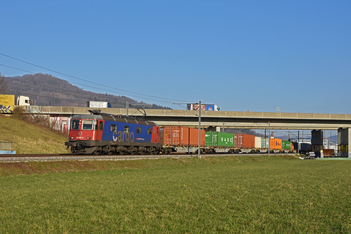 Re 620 081-0 fährt Richtung Bahnhof Itingen. Die Aufnahme stammt vom 01.03.2021.