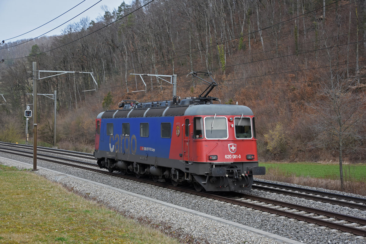 Re 620 081-0 fährt Richtung Bahnhof Gelterkinden. Die Aufnahme stammt vom 26.02.2021.
