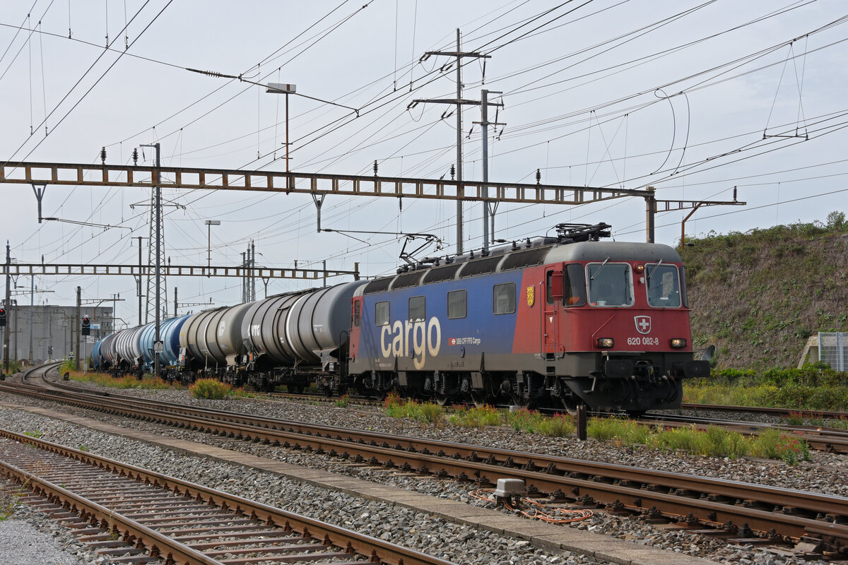 Re 620 082-8 durchfährt am 13.09.2022 den Bahnhof Pratteln.