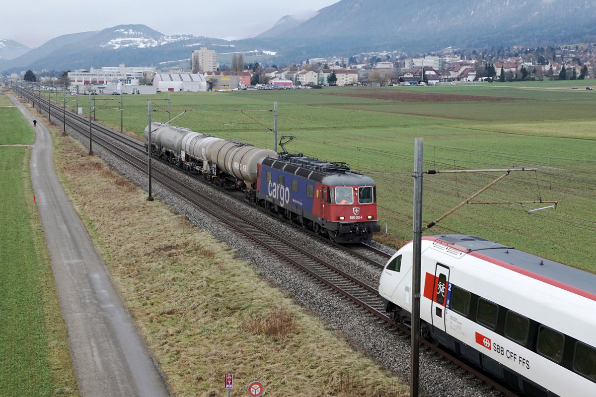 Re 620 082-8  Pfäffikon SZ  mit einem übermotorisierten Güterzug zwischen Bettlach und Selzach am 22. Januar 2021 bei strömendem Regen.
Foto: Walter Ruetsch