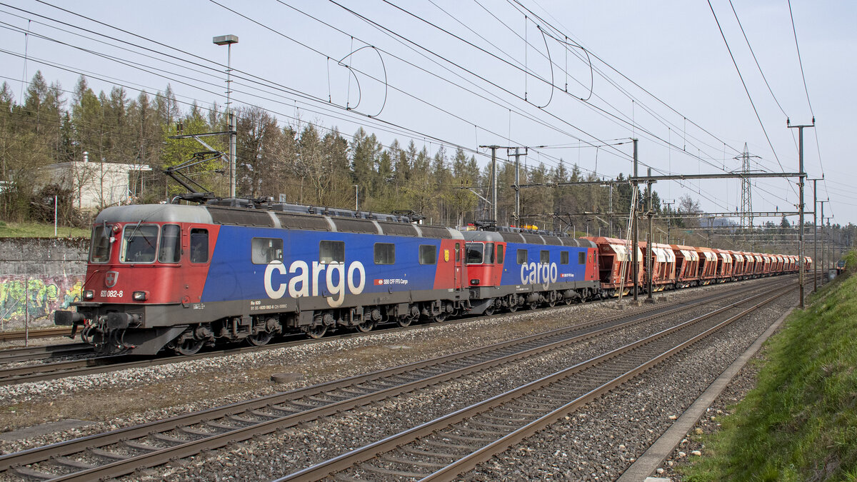 Re 620 082-8  Pfäffikon SZ  und 11689  Gerra-Gambarogno  sind mit dem Kieszug nach Bodio TI kurz nach Othmarsingen unterwegs. Aufgenommen am 29.03.2022.