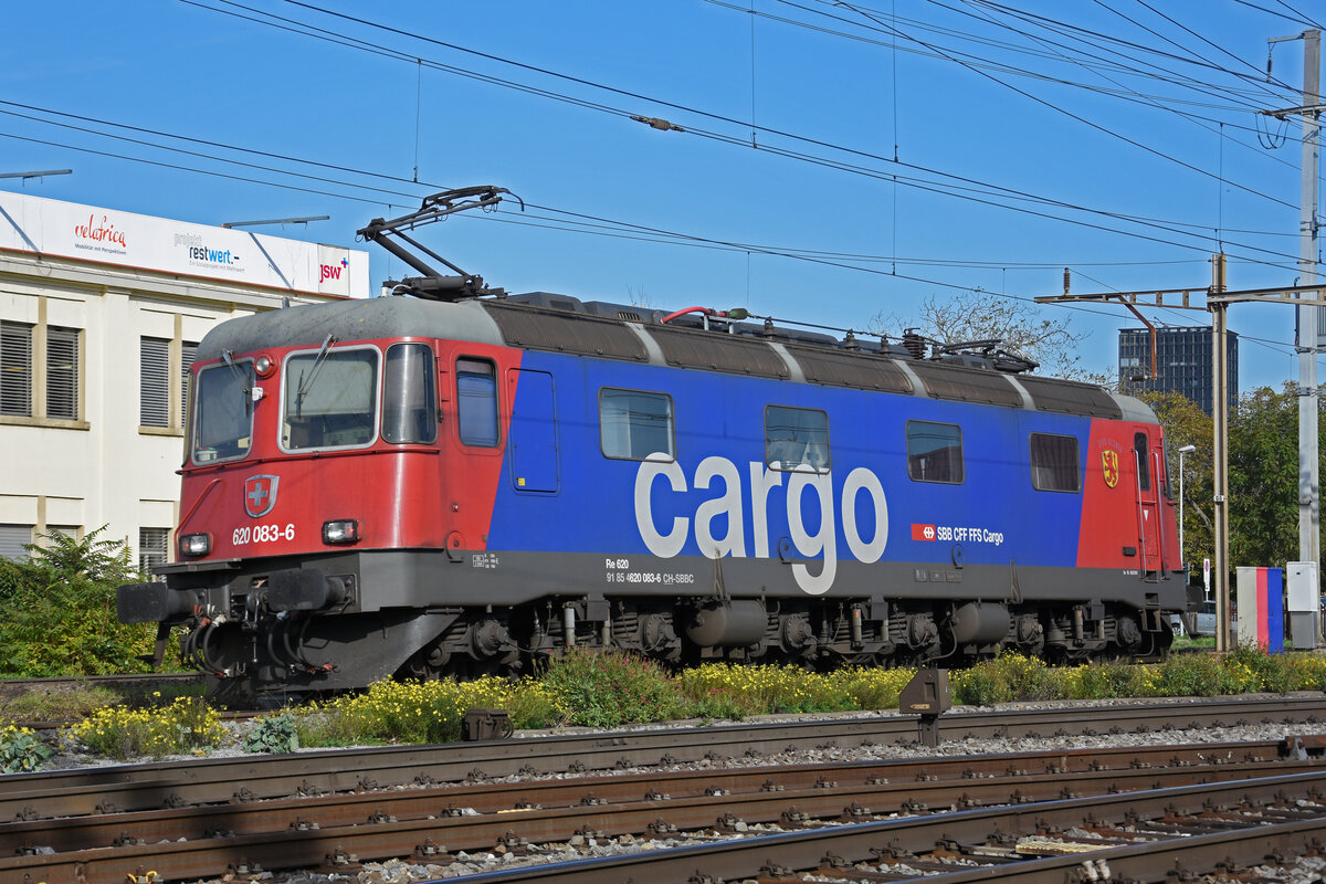 Re 620 083-6 durchfährt am 10.10.2022 solo den Bahnhof Pratteln.