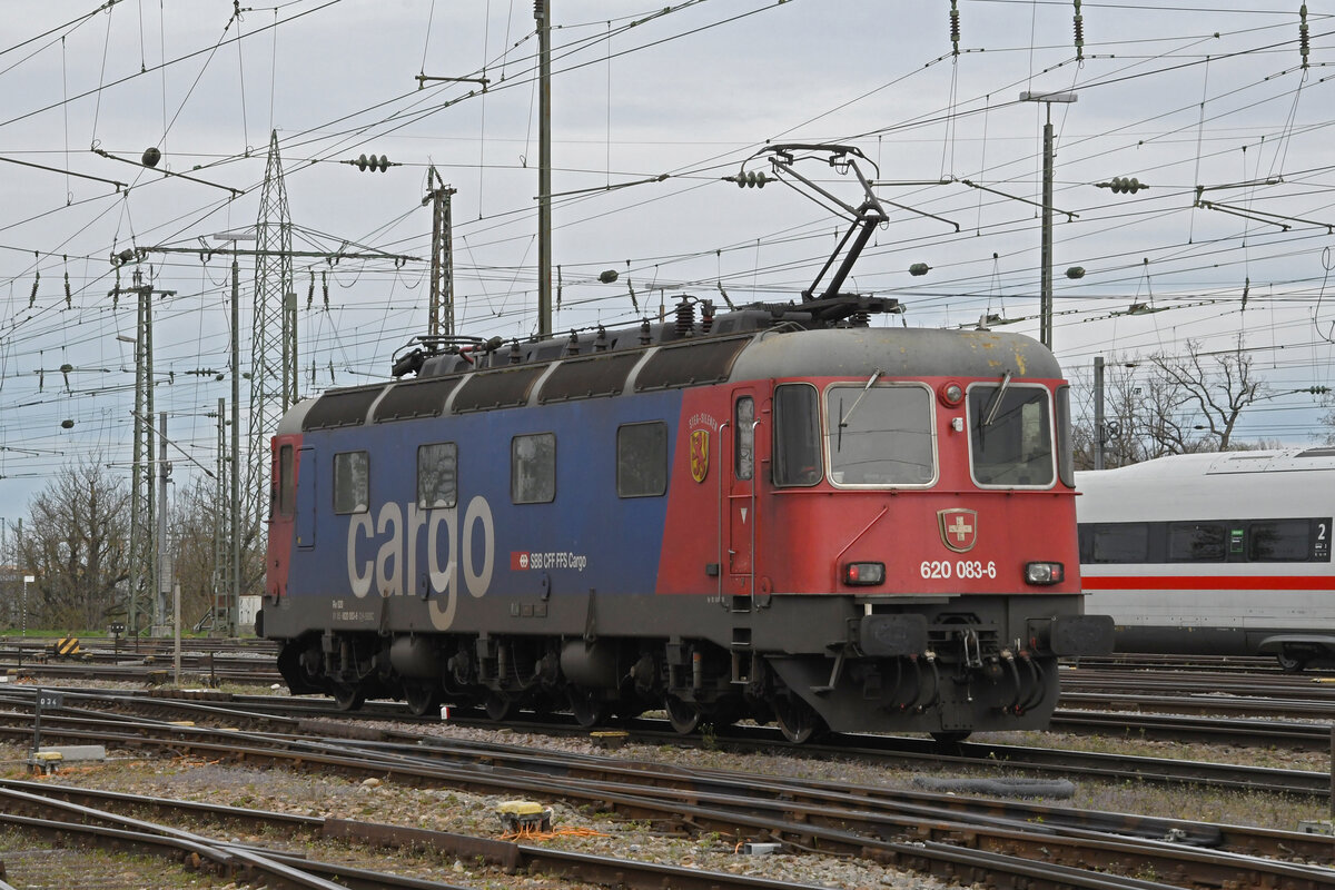 Re 620 083-6 durchfährt am 23.03.2023 den badischen Bahnhof.