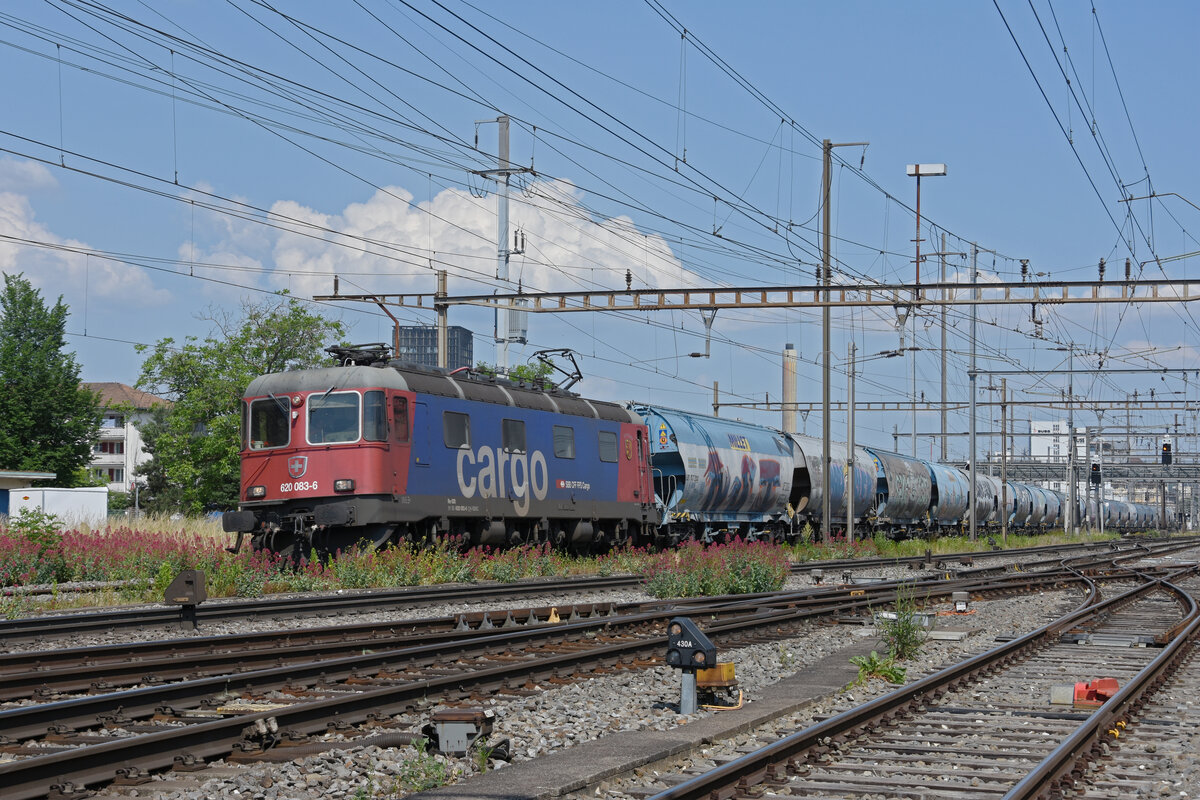Re 620 083-6 durchfährt am 07.06.2023 den Bahnhof Pratteln.