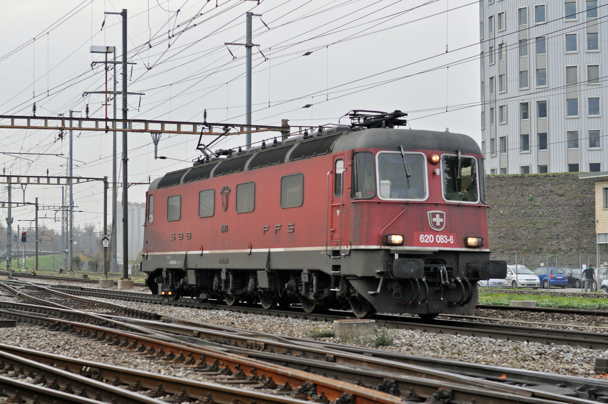 Re 620 083-6 durchfährt den Bahnhof Pratteln. Die Aufnahme stammt vom 16.11.2017.