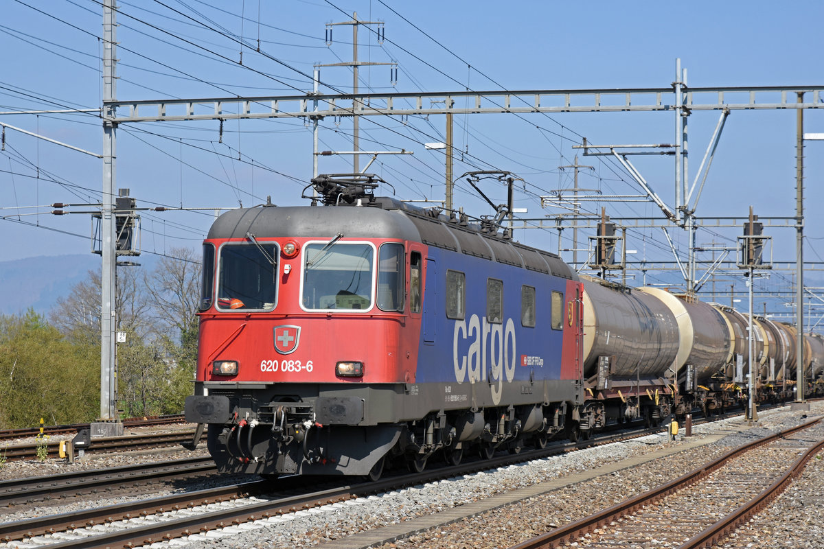 Re 620 083-6 durchfährt den Bahnhof Möhlin. Die Aufnahme stammt vom 15.04.2019.