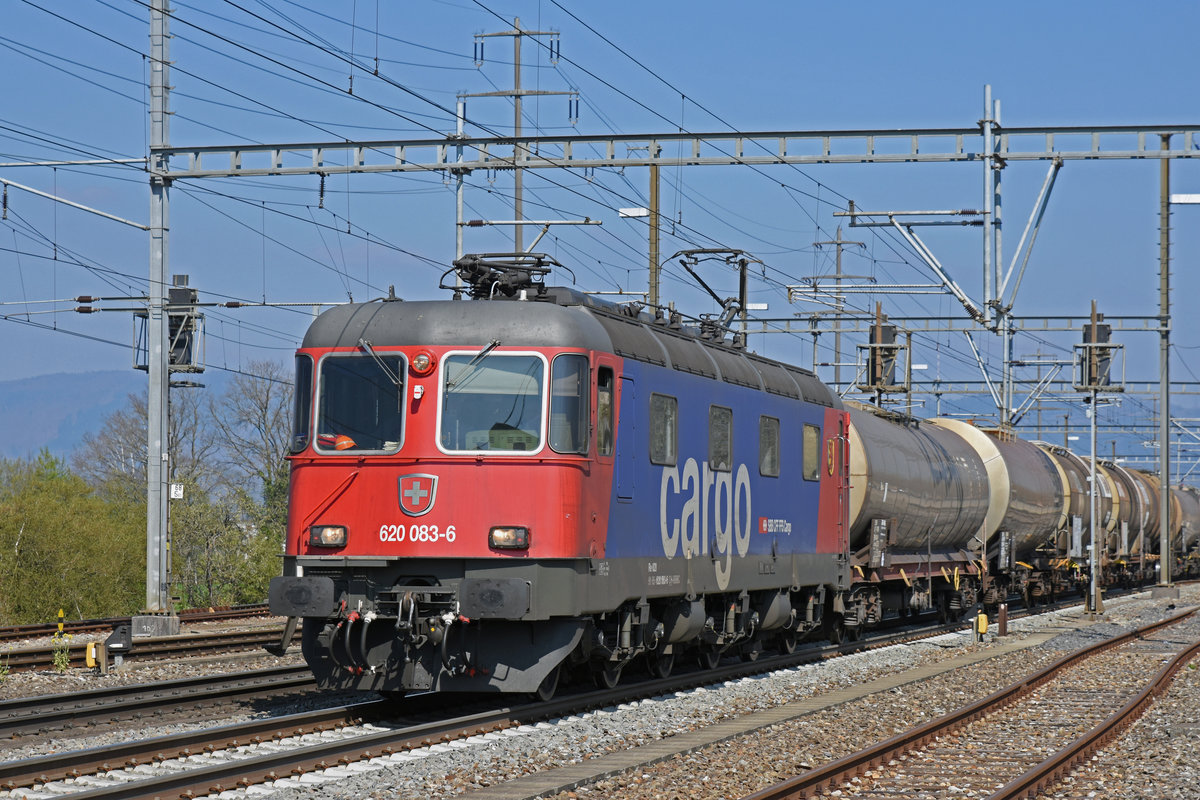 Re 620 083-6 durchfährt den Bahnhof Möhlin. Die Aufnahme stammt vom 15.04.2019.