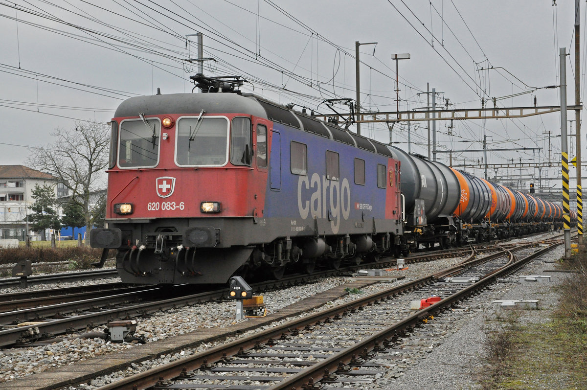 Re 620 083-6 durchfährt den Bahnhof Pratteln. Die Aufnahme stammt vom 07.01.2021.