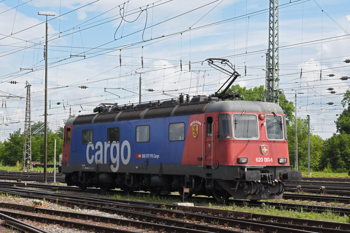 Re 620 083-6 durchfährt solo den badischen Bahnhof. Die Aufnahme stammt vom 16.06.2020.