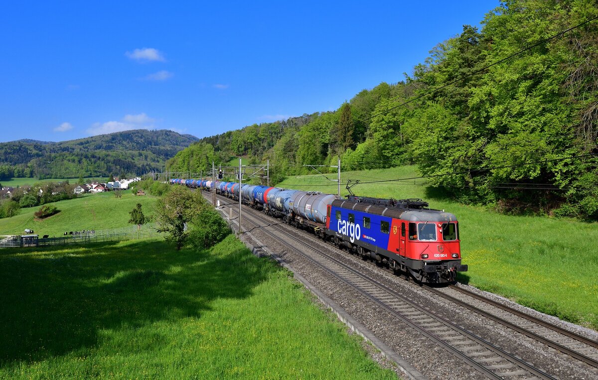 Re 620 083 mit einem Kesselzug am 27.04.2022 bei Villnachern.