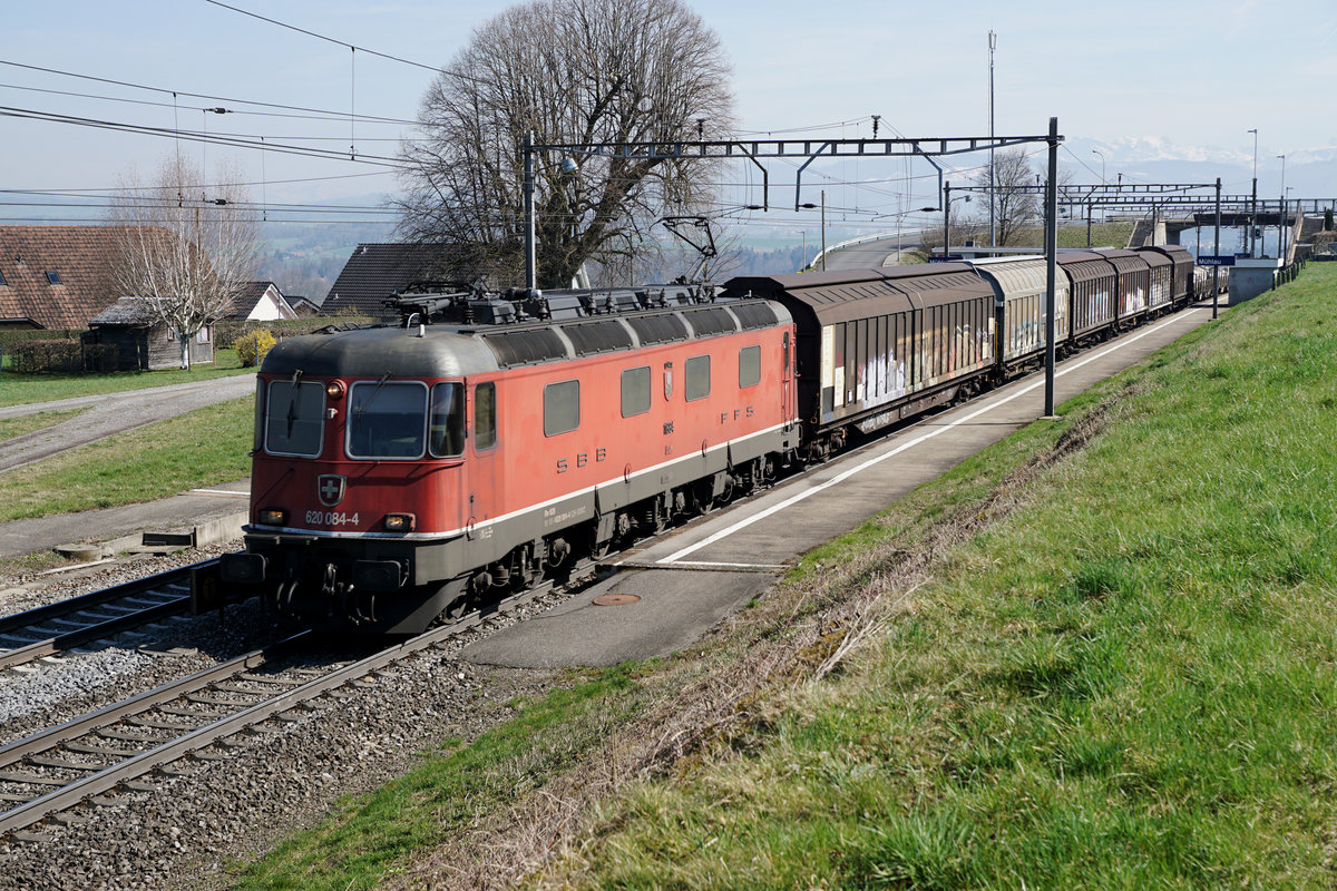 Re 620 084 - 4  UZNACH  mit einem gemischten Güterzug bei Mühlau am 22. März 2019.
Foto: Walter Ruetsch