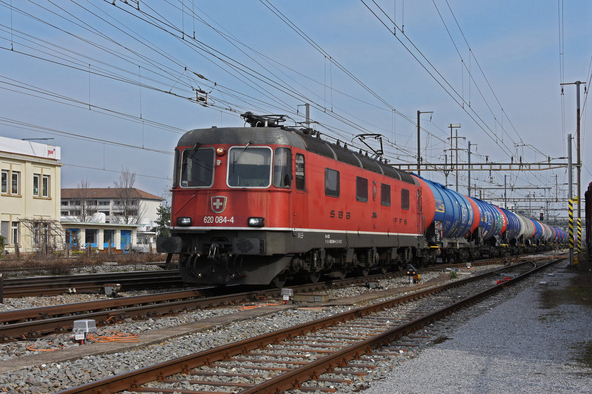 Re 620 084-4 durchfährt den Bahnhof Pratteln. Die Aufnahme stammt vom 09.03.2021.