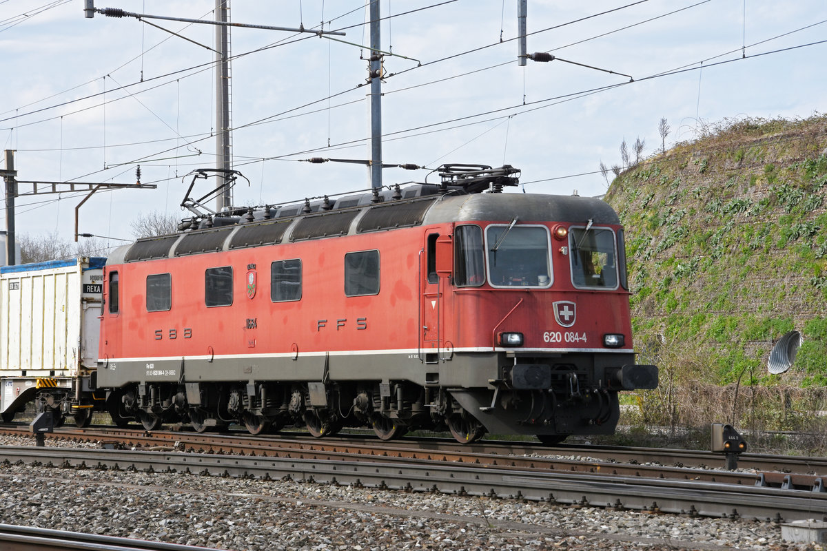 Re 620 084-4 durchfährt den Bahnhof Pratteln. Die Aufnahme stammt vom 25.03.2021.
