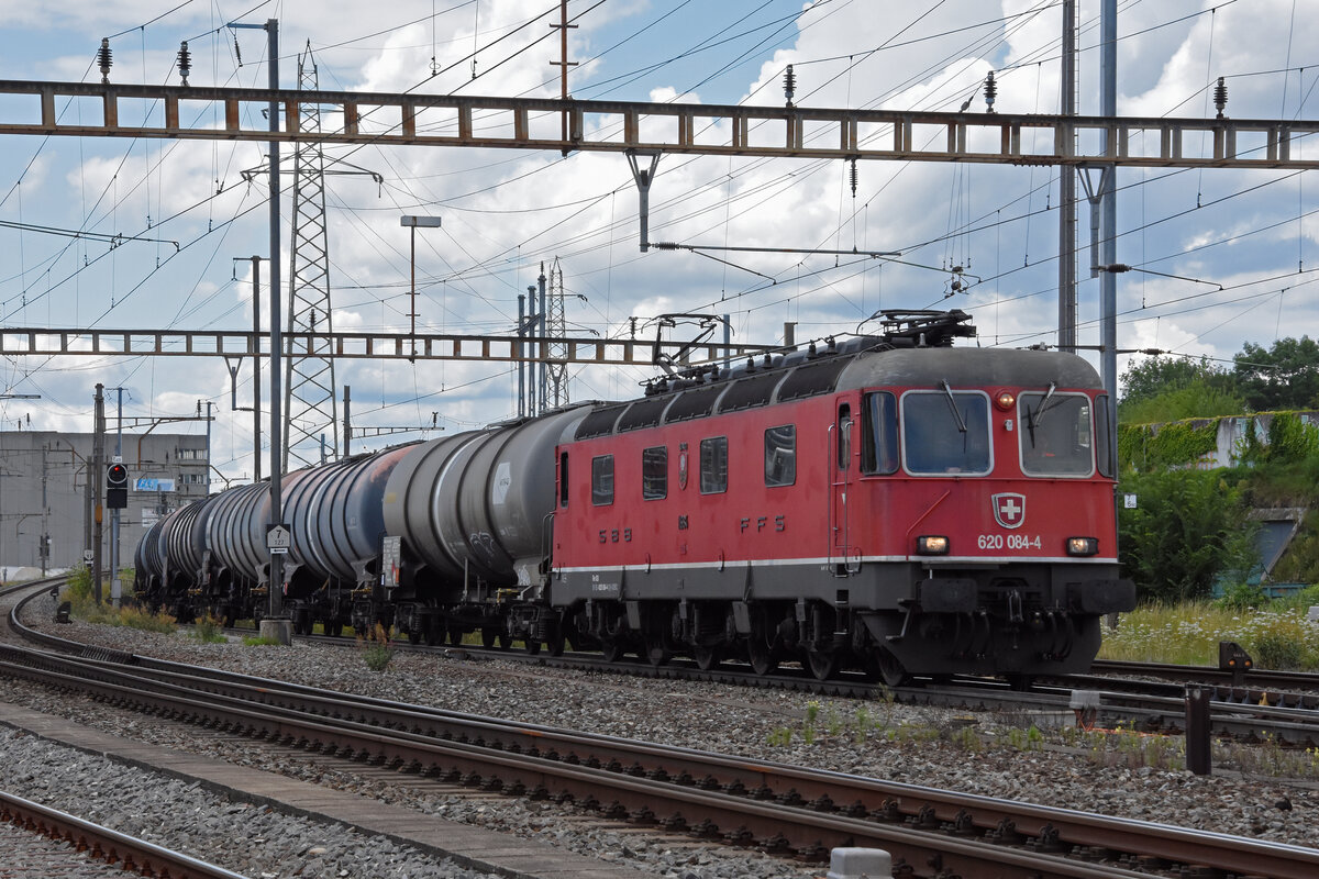 Re 620 084-4 durchfährt den Bahnhof Pratteln. Die Aufnahme stammt vom 09.07.2021.