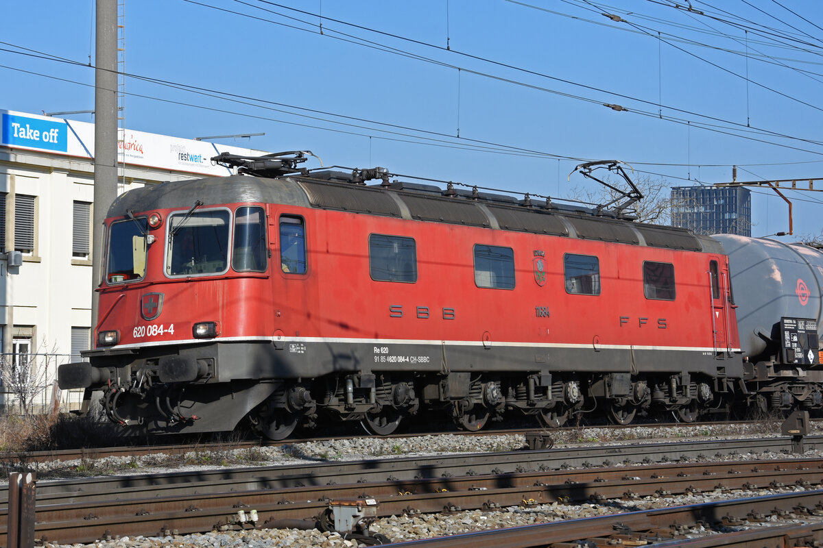 Re 620 084-4 durchfährt den Bahnhof Pratteln. Die Aufnahme stammt vom 03.03.2022.