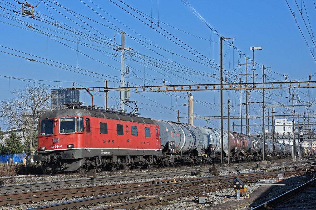 Re 620 084-4 durchfährt den Bahnhof Pratteln. Die Aufnahme stammt vom 03.03.2022.