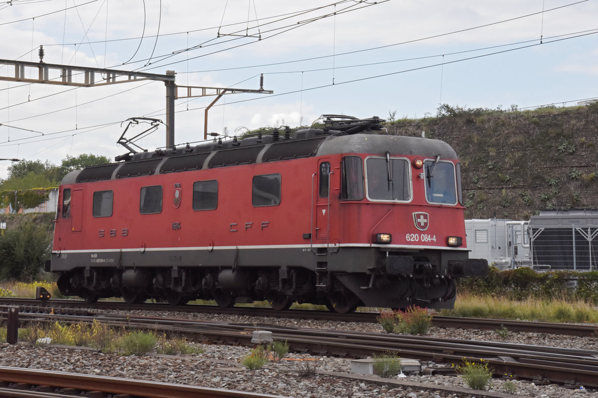 Re 620 084-4 durchfährt solo den Bahnhof Pratteln. Die Aufnahme stammt vom 07.09.2020.