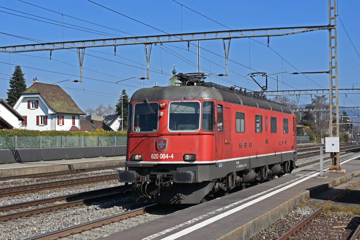 Re 620 084-4 durchfährt solo den Bahnhof Rupperswil. Die Aufnahme stammt vom 10.03.2022.