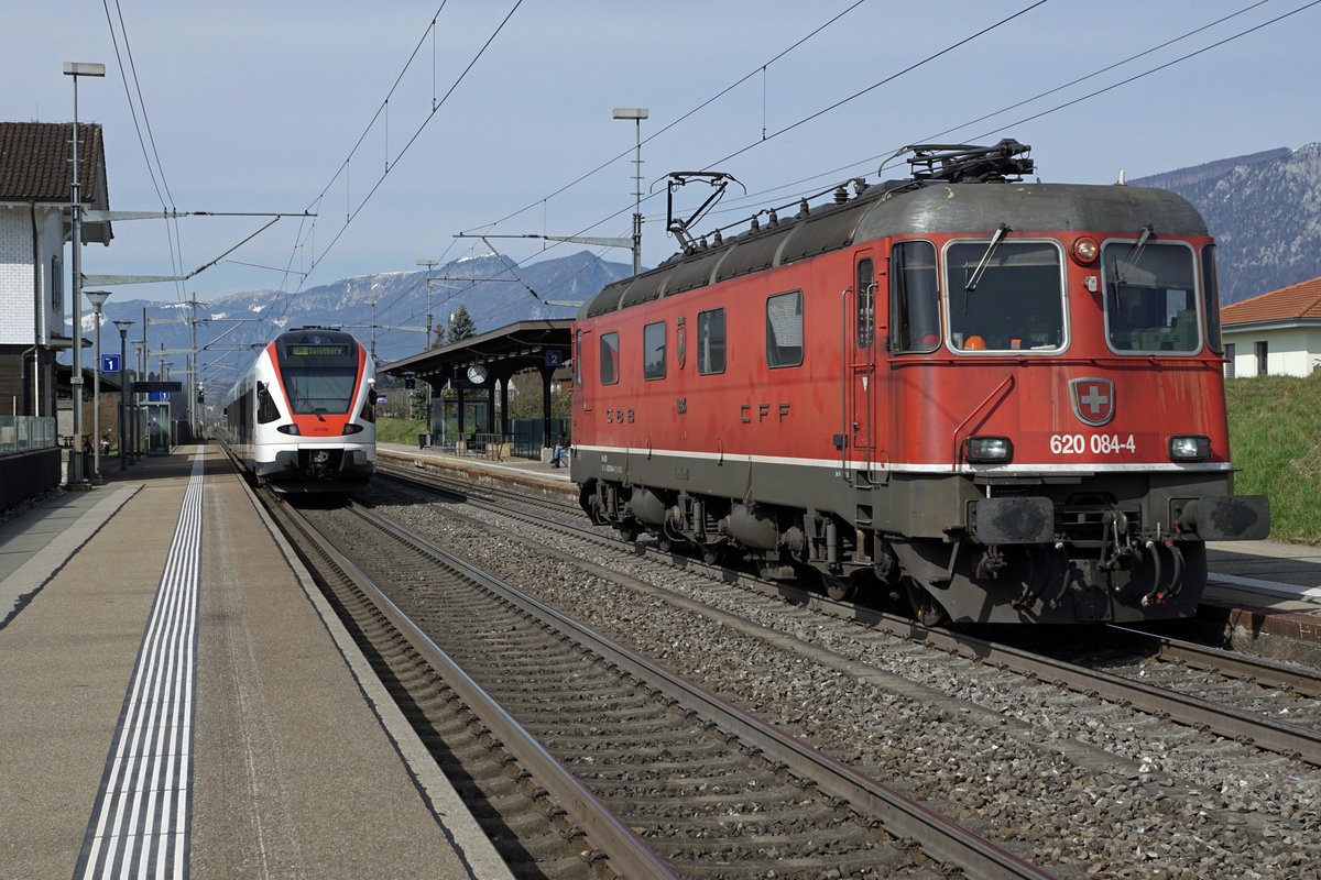 Re 620 084-4  UZNACH  als Lokzug anlässlich der Bahnhofsdurchfahrt Deitingen vom 25. März 2021.
Foto: Walter Ruetsch
