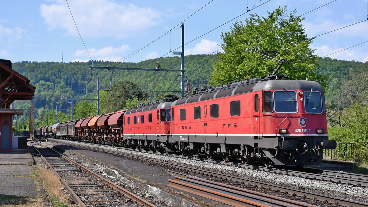 Re 620 084-4  Uznach  gemeinsam mit Re 6/6 11625  Oensingen  (620 025) am 60133 mit Ziel RBL, aufgenommen am Nachmittag des 27.04.2020 in Hornussen AG.