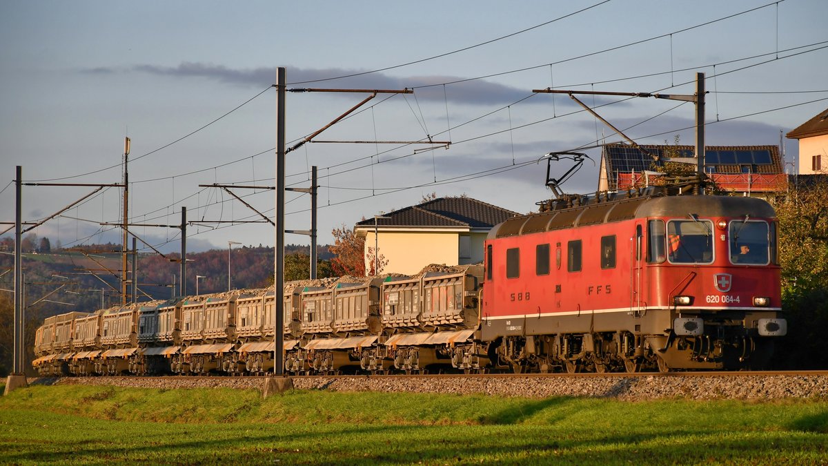 Re 620 084-4  Uznach  mit einem voll beladenen Kieszug vom Gubristtunnel kurz vor dem Ziel Wildegg AG, aufgenommen bei Holderbank am 30.10.2020.