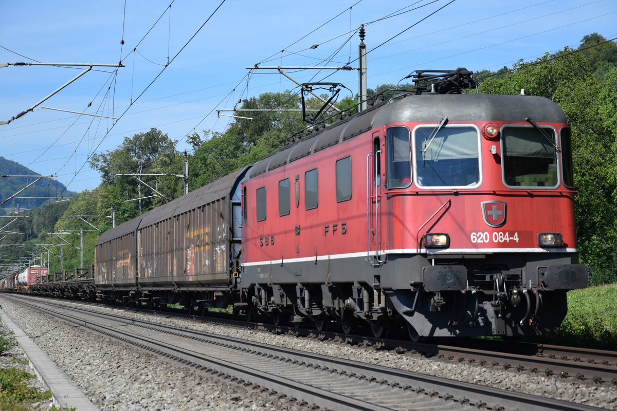 Re 620 084-4  Uznach  zieht am 27.07.2018 ihren Güterzug auf der Bözberg-Südrampe bei Umiken in Richtung Brugg.