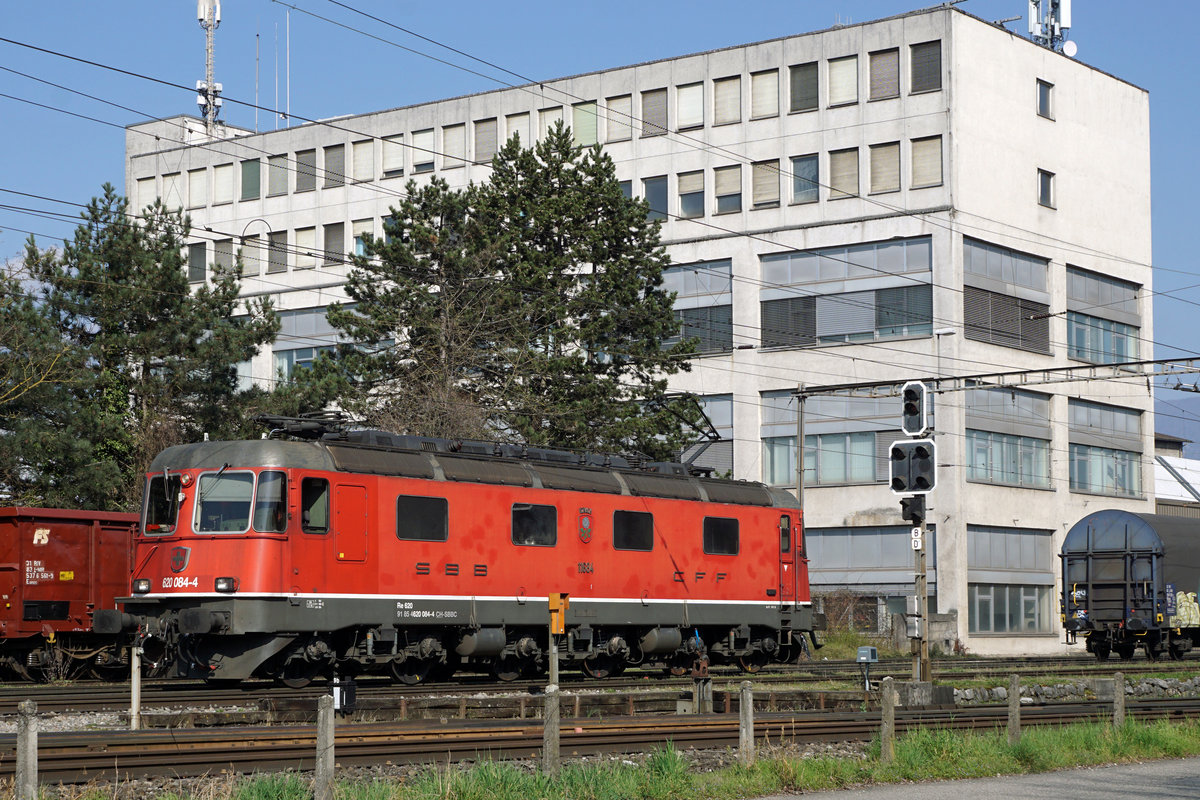 Re 620 084-4  UZNACH 
Am 19. März 2020 konnte die Re 620 084-4 in Gerlafingen beobachtet und fotografiert werden.
Besondere Beachtung gilt dem weissen f. Hier handelt es sich um eine der wenigen Re 620 Lokomotiven mit Funkverbindung.
Foto: Walter Ruetsch
