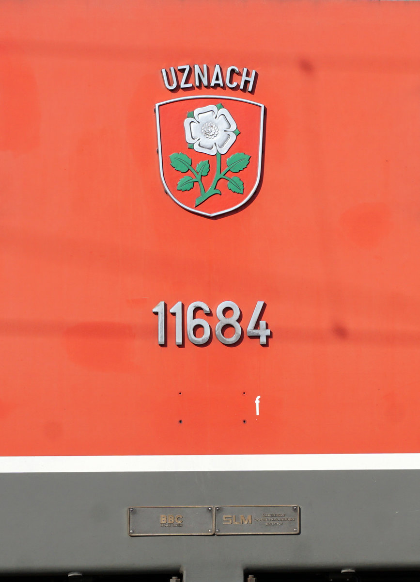 Re 620 084-4  UZNACH 
Am 19. März 2020 konnte die Re 620 084-4 in Gerlafingen beobachtet und fotografiert werden.
Besondere Beachtung gilt dem weissen f. Hier handelt es sich um eine der wenigen Re 620 Lokomotiven mit Funkverbindung.
Foto: Walter Ruetsch