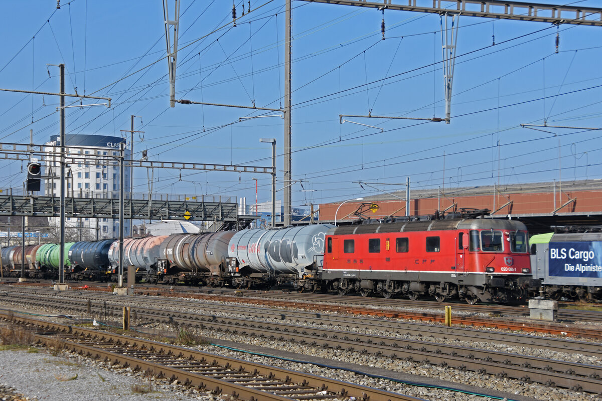 Re 620 085-1 durchfährt am 13.02.2023 den Bahnhof Pratteln.