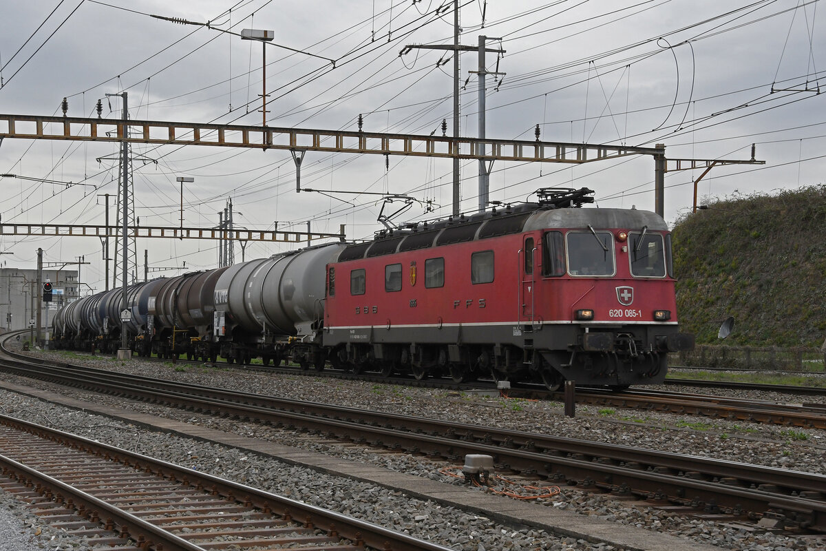 Re 620 085-1 durchfährt am 29.03.2023 den Bahnhof Pratteln.