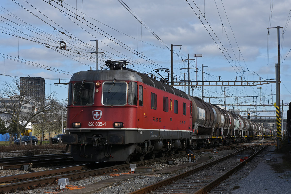Re 620 085-1 durchfährt den Bahnhof Pratteln. Die Aufnahme stammt vom 17.02.2021.