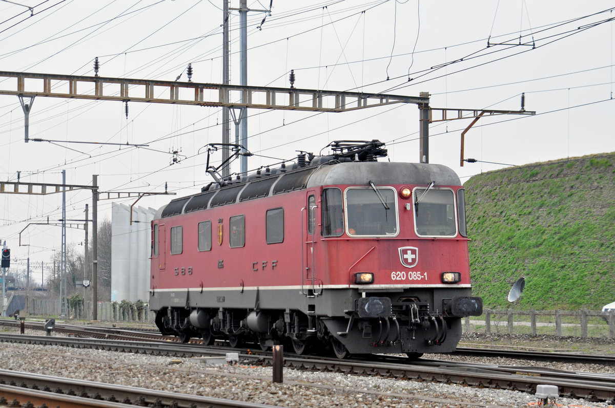 Re 620 085-1 durchfährt solo den Bahnhof Pratteln. Die Aufnahme stammt vom 20.03.2018.