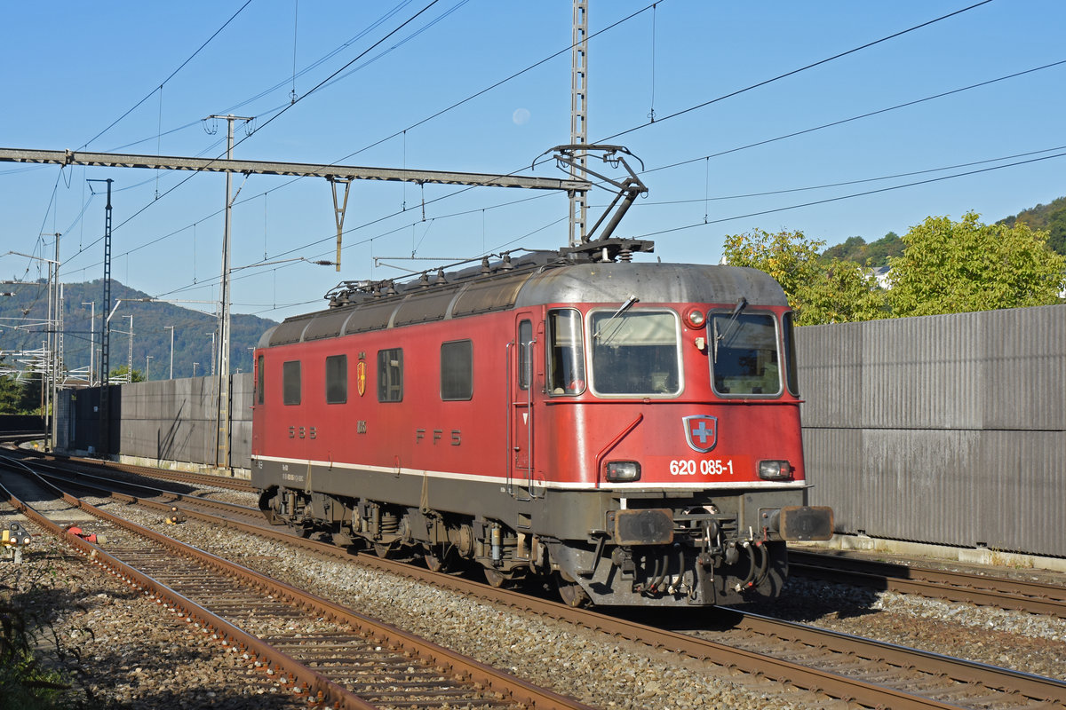 Re 620 085-1 durchfährt solo den Bahnhof Gelterkinden. Die Aufnahme stammt vom 17.09.2019.