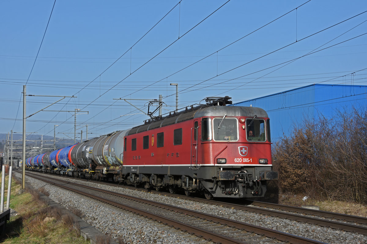 Re 620 085-1 fährt Richtung Bahnhof Itingen. Die Aufnahme stammt vom 26.02.2021.