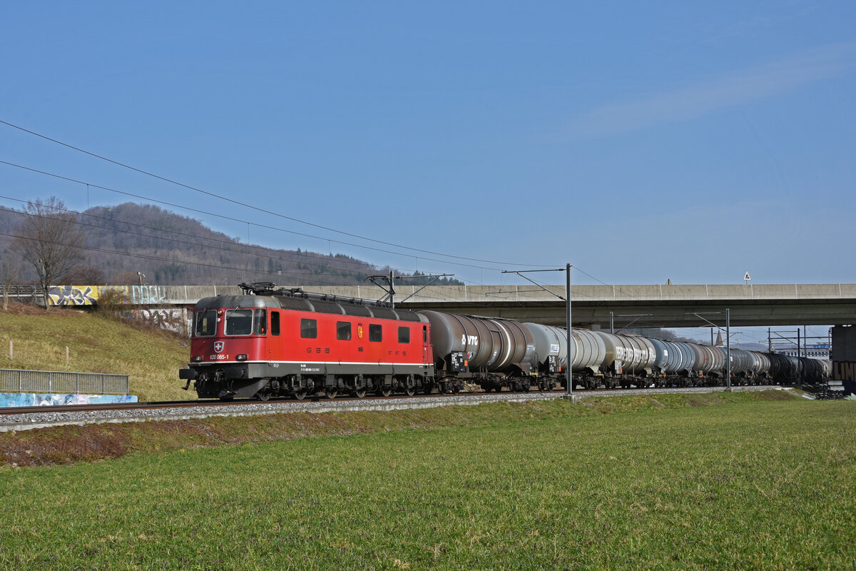 Re 620 085-1 fährt Richtung Bahnhof Itingen. Die Aufnahme stammt vom 26.02.2021.