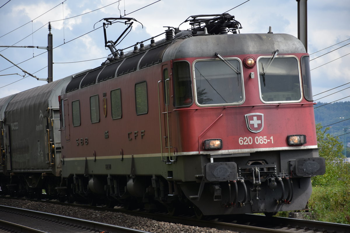 Re 620 085-1  Sulgen  zieht am 03.09.2018 bei Umiken AG ihren Güterzug die Bözberg Südrampe in Richtung Basel hinauf.