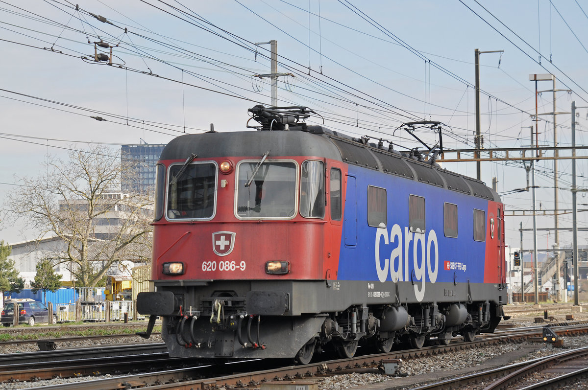 Re 620 086-9 durchfährt den Bahnhof Pratteln. Die Aufnahme stammt vom 14.02.2018.