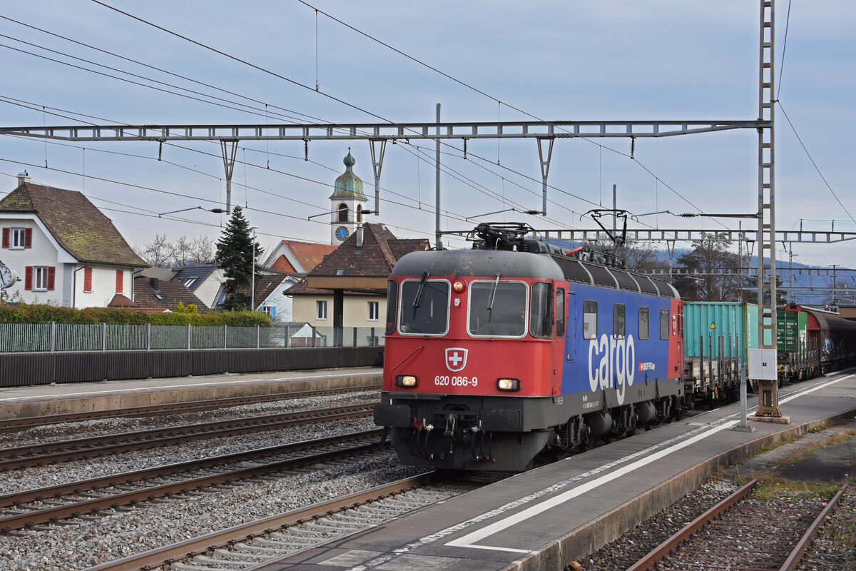Re 620 086-9 durchfährt den Bahnhof Rupperswil. Die Aufnahme stammt vom 07.01.2022.