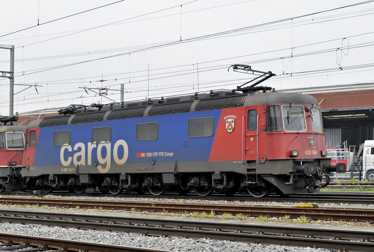 Re 620 086-9 durchfährt den Bahnhof Pratteln. Die Aufnahme stammt vom 28.10.2016.