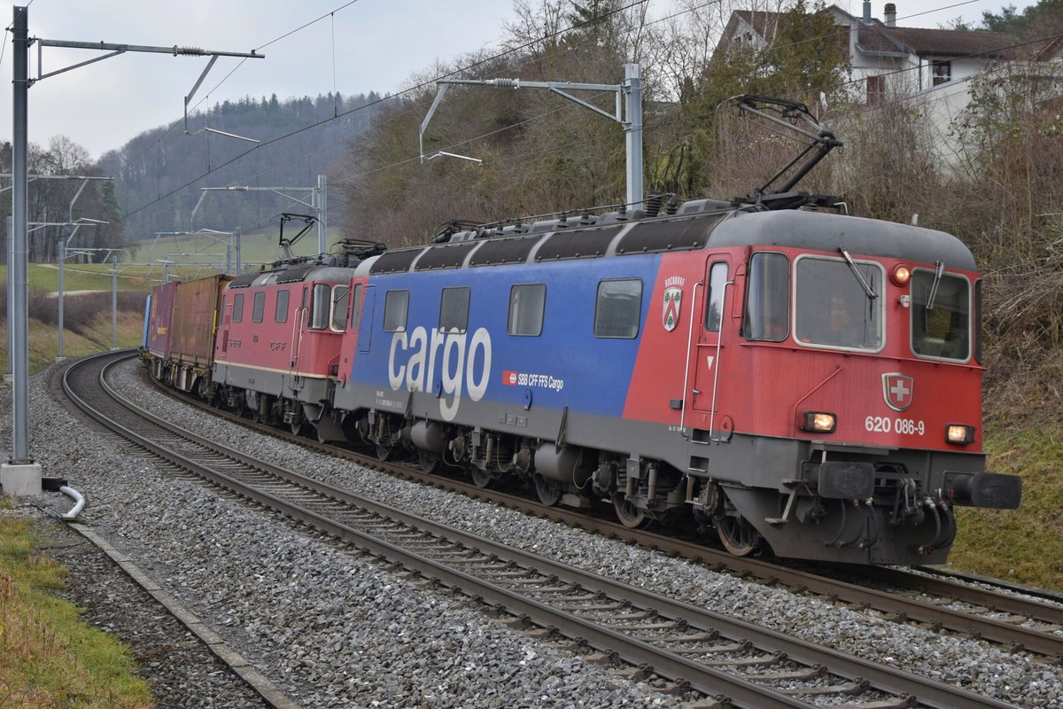 Re 620 086-9  Hochdorf  (zusammen mit Bo'Bo' 11339) ist am 28.12.2019 bei Zeihen AG unterwegs in Richtung Basel.