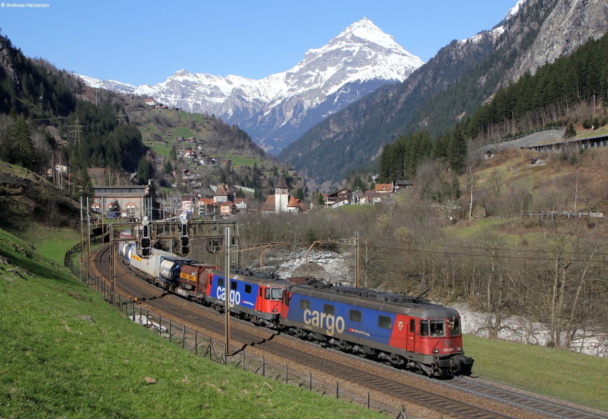 Re 620 086-9 und Re 421 390-6  sowie 11328 im Schub mit einem KV Zug bei Gurtnellen 9.4.15