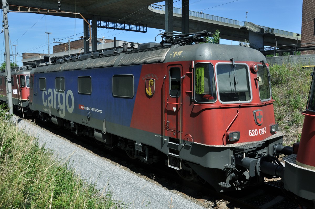 Re 620 087-7 abgestellt beim Güterbahnhof in Muttenz. Die Aufnahme stammt vom 03.07.2014.