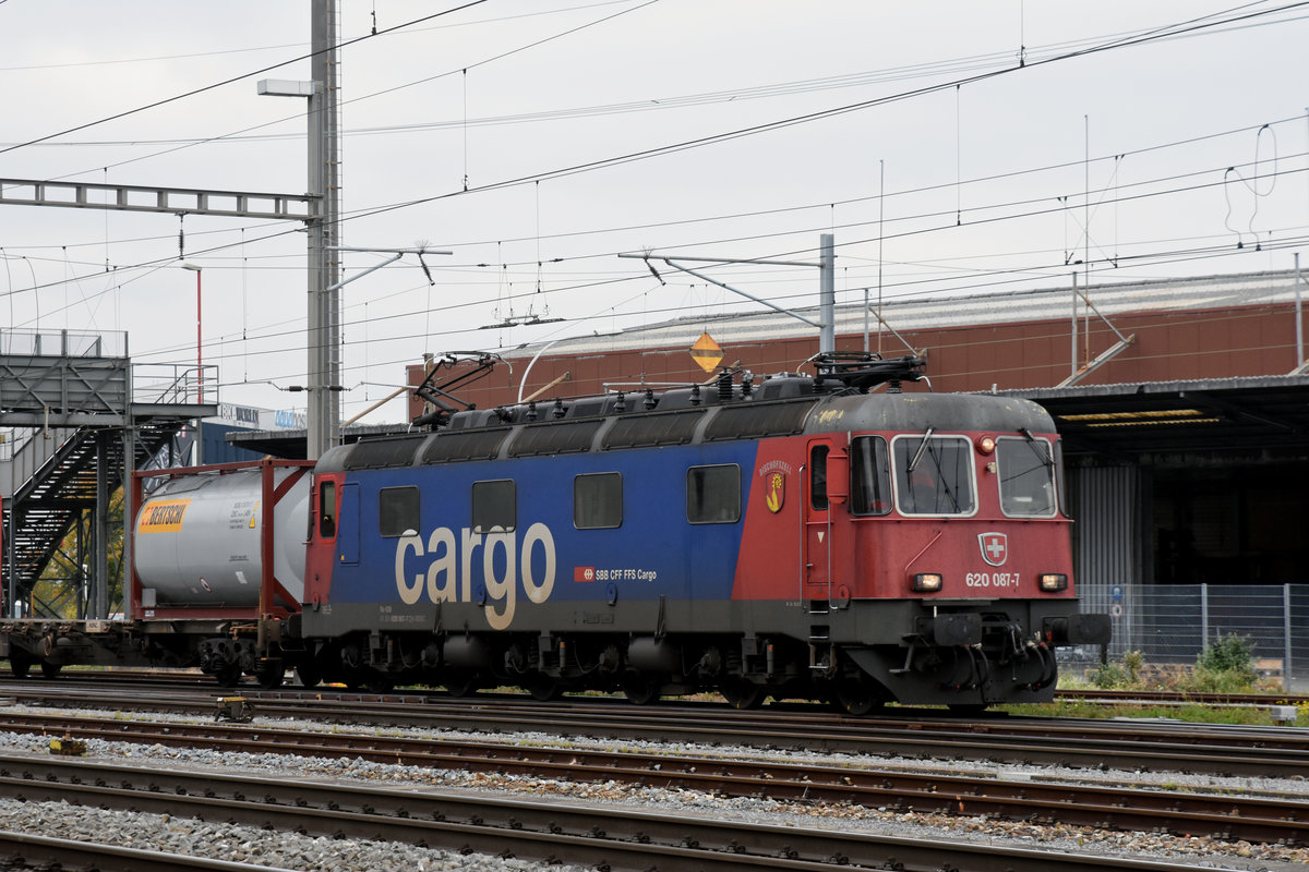 Re 620 087-7 durchfährt den Bahnhof Pratteln. Die Aufnahme stammt vom 26.10.2018.