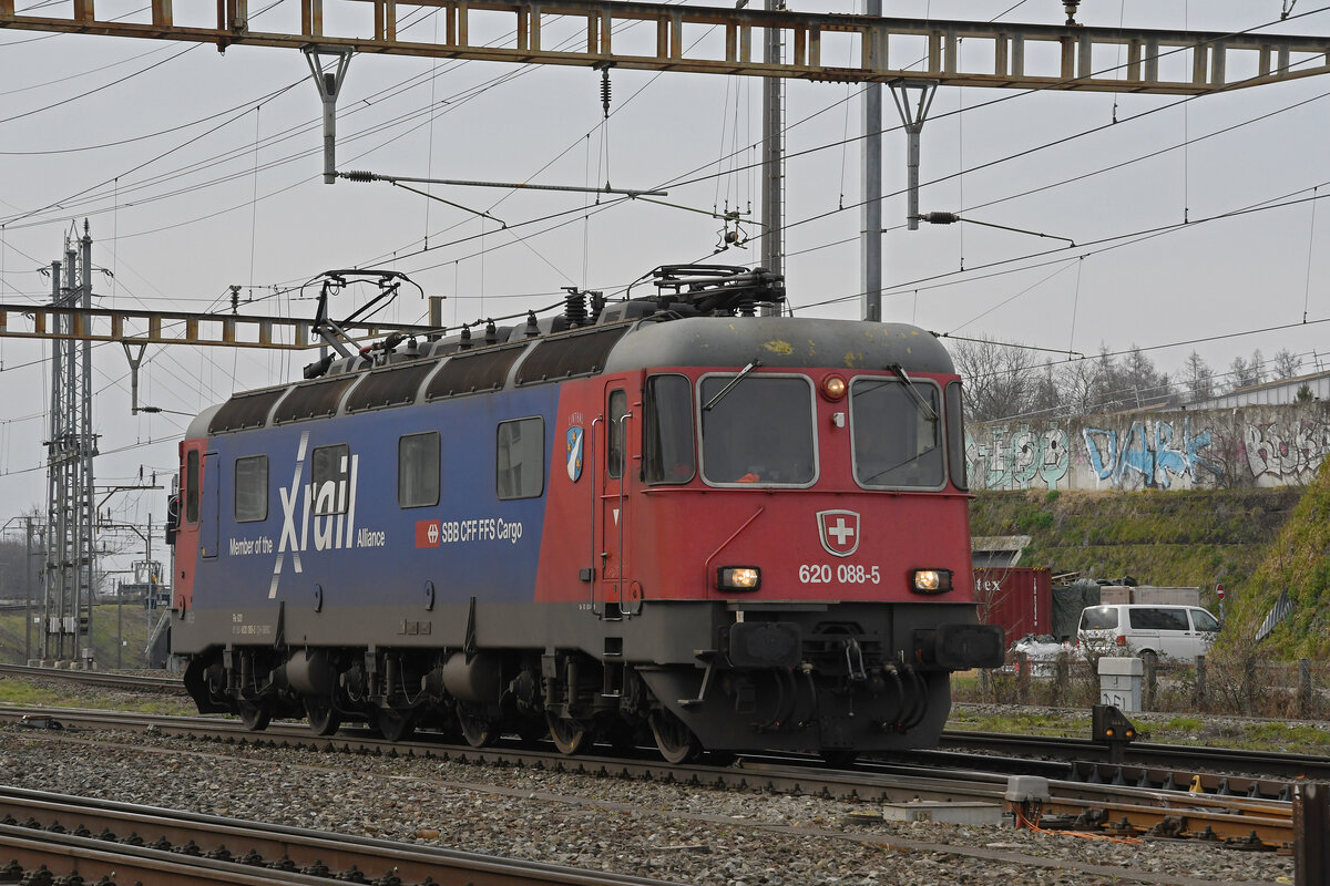 Re 620 088-5 durchfährt am 22.02.2023 solo den Bahnhof Pratteln.