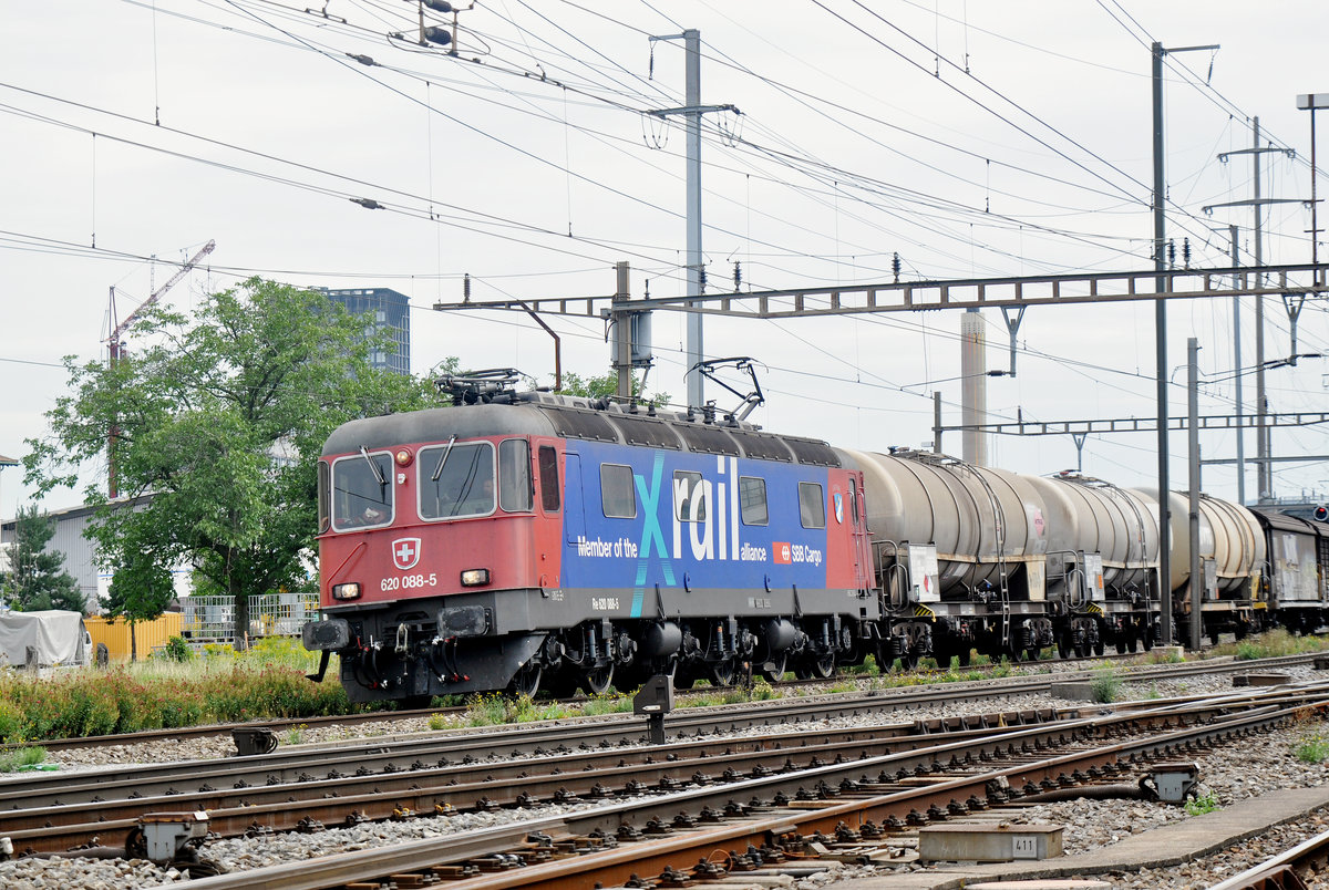 Re 620 088-5 durchfährt den Bahnhof Pratteln. Die Aufnahme stammt vom 21.08.2017.